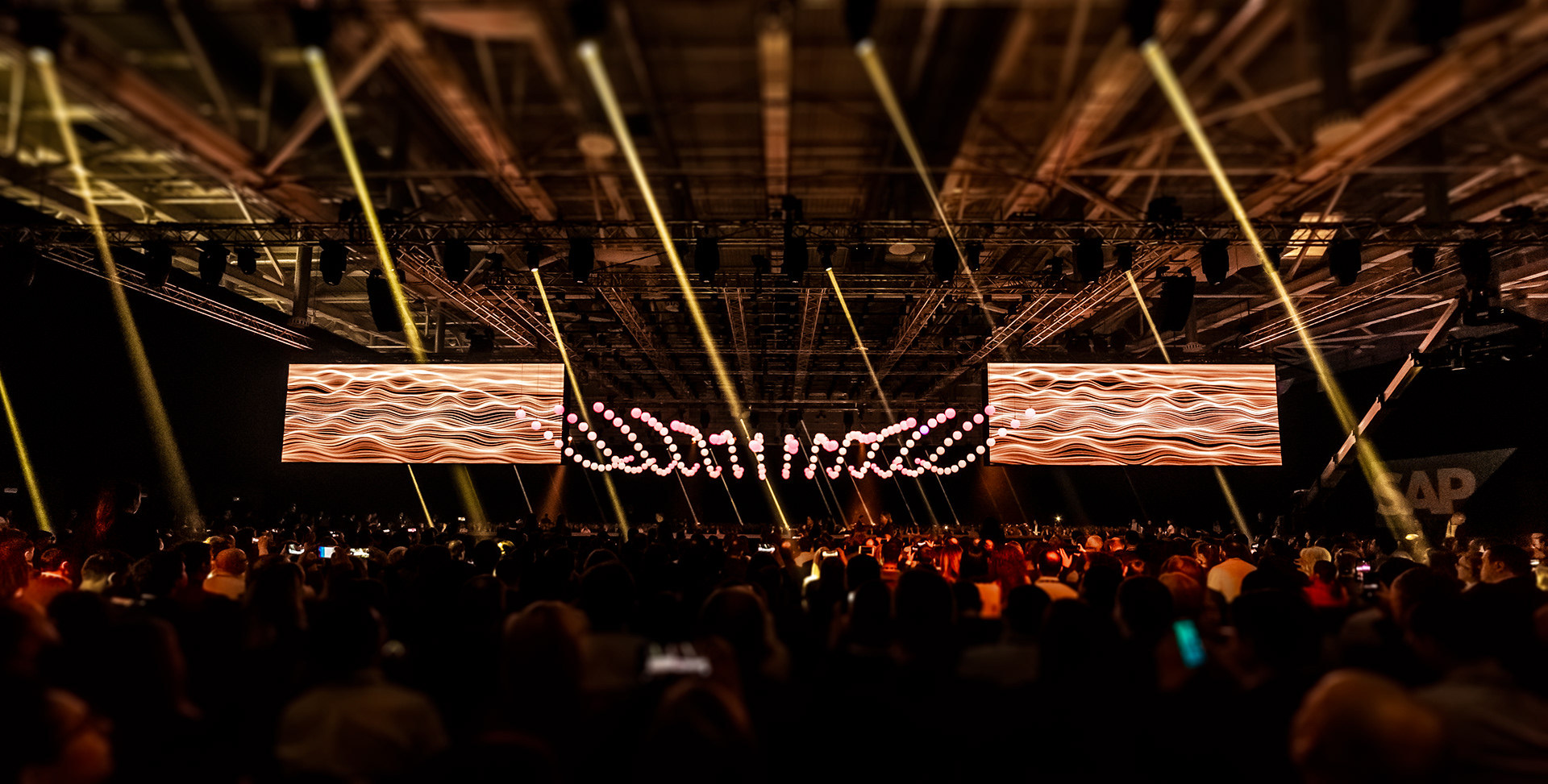 slislide-在做大型发布会时注意几点