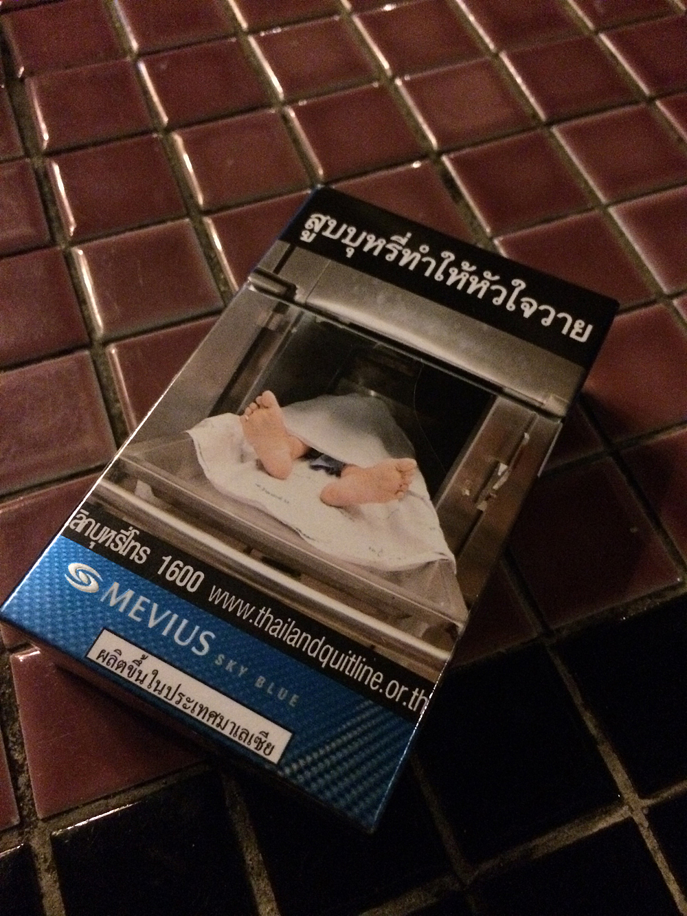 泰国香烟,直接用一个shiti告诉你吸烟有害健康