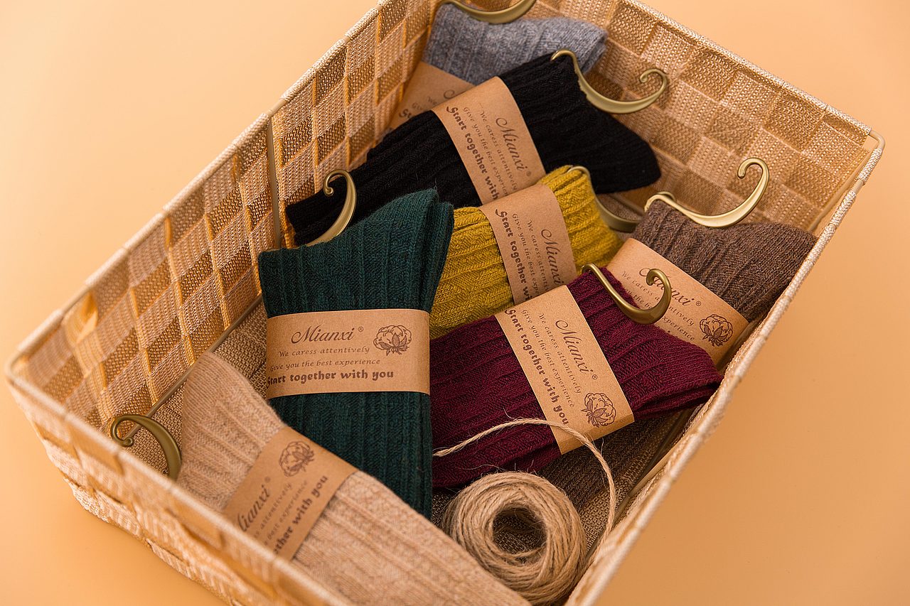 浅黄底袜子静物拍摄