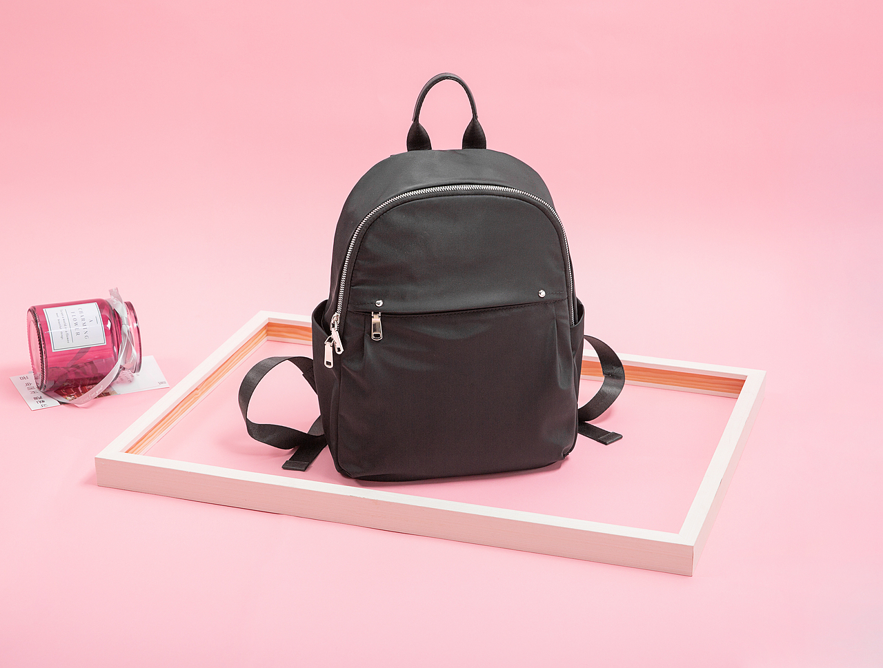 静物平铺创意拍摄-双肩包