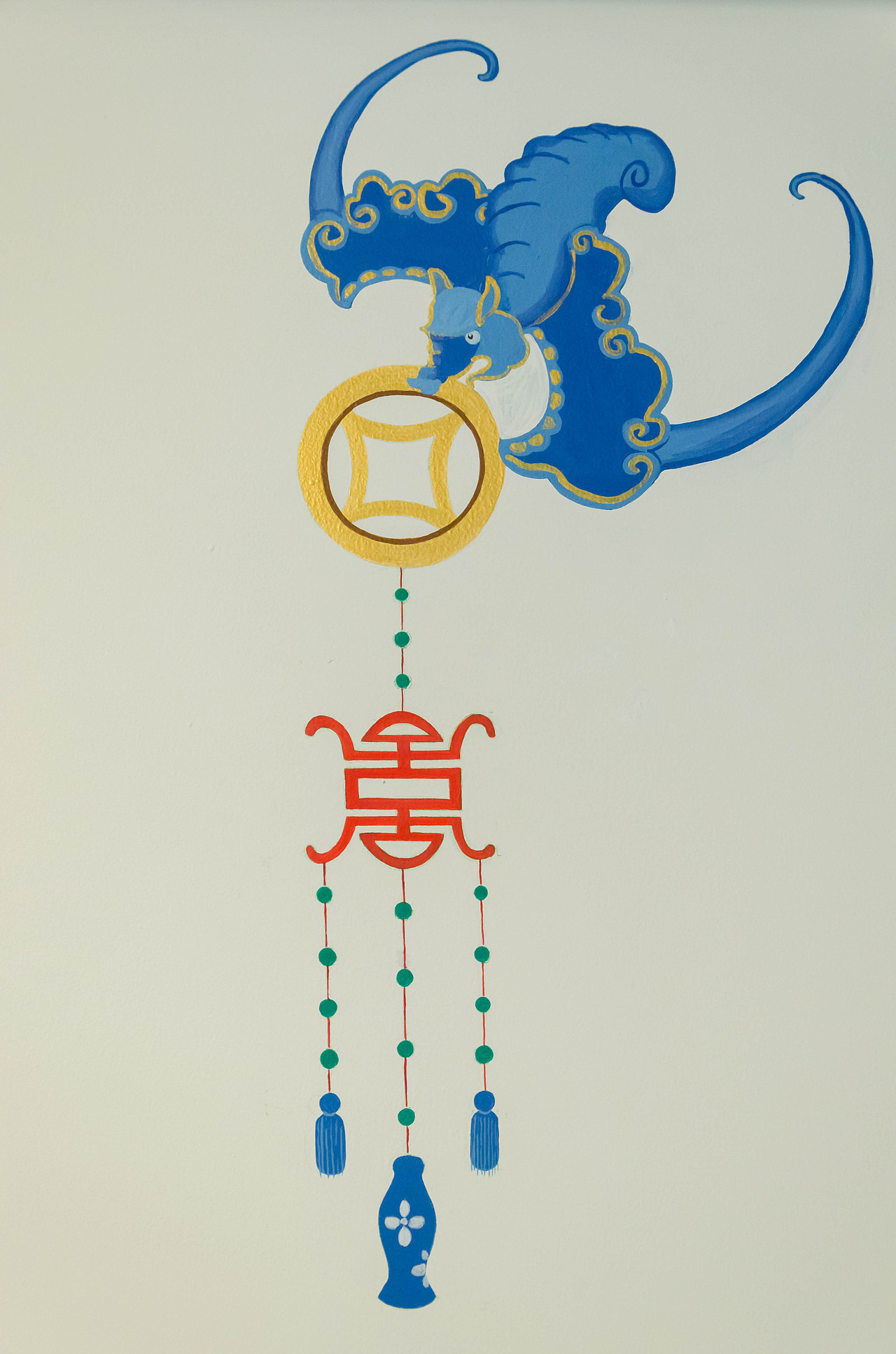 蝙蝠象征着幸福,铜钱象征着财运,红色的寿字寓意着长寿,最下面蓝色的