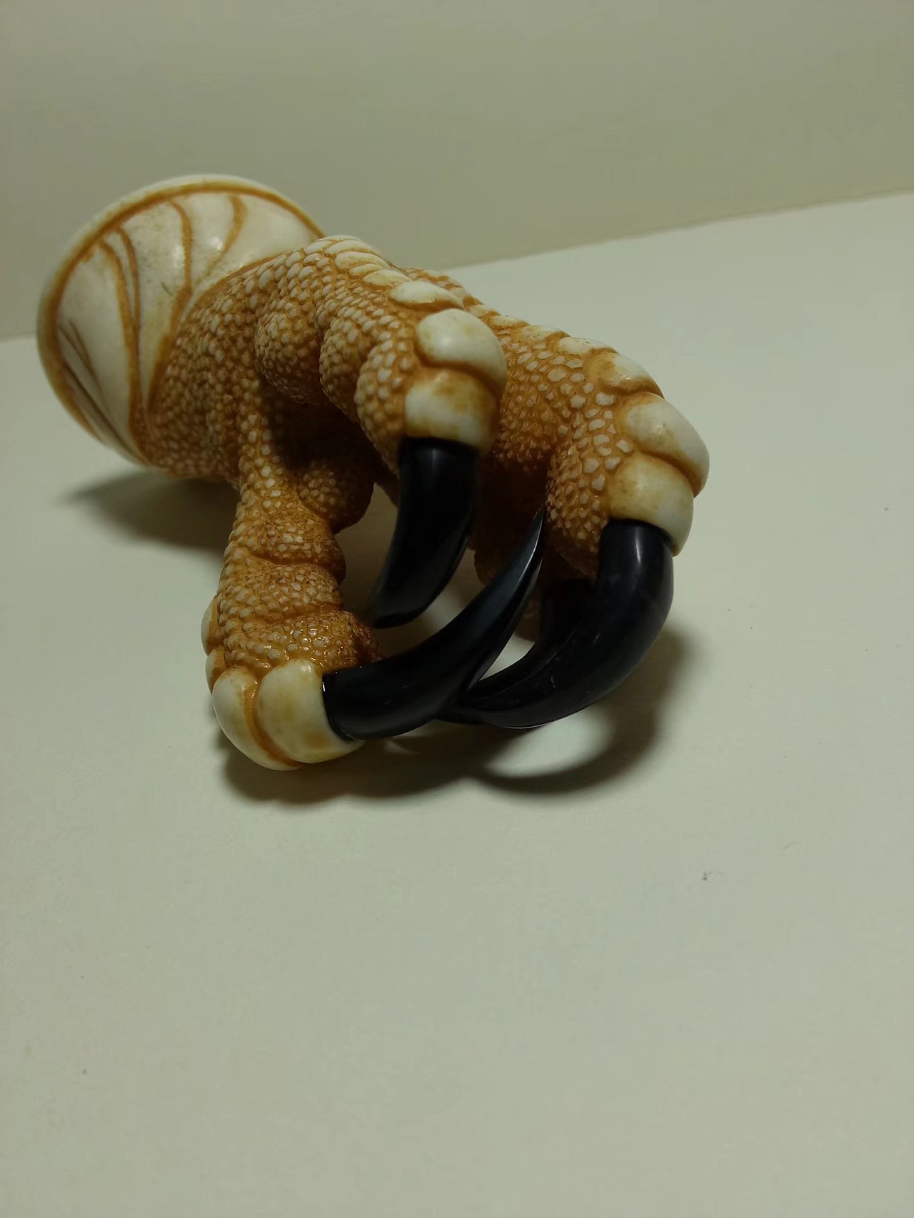 雕刻隼脚