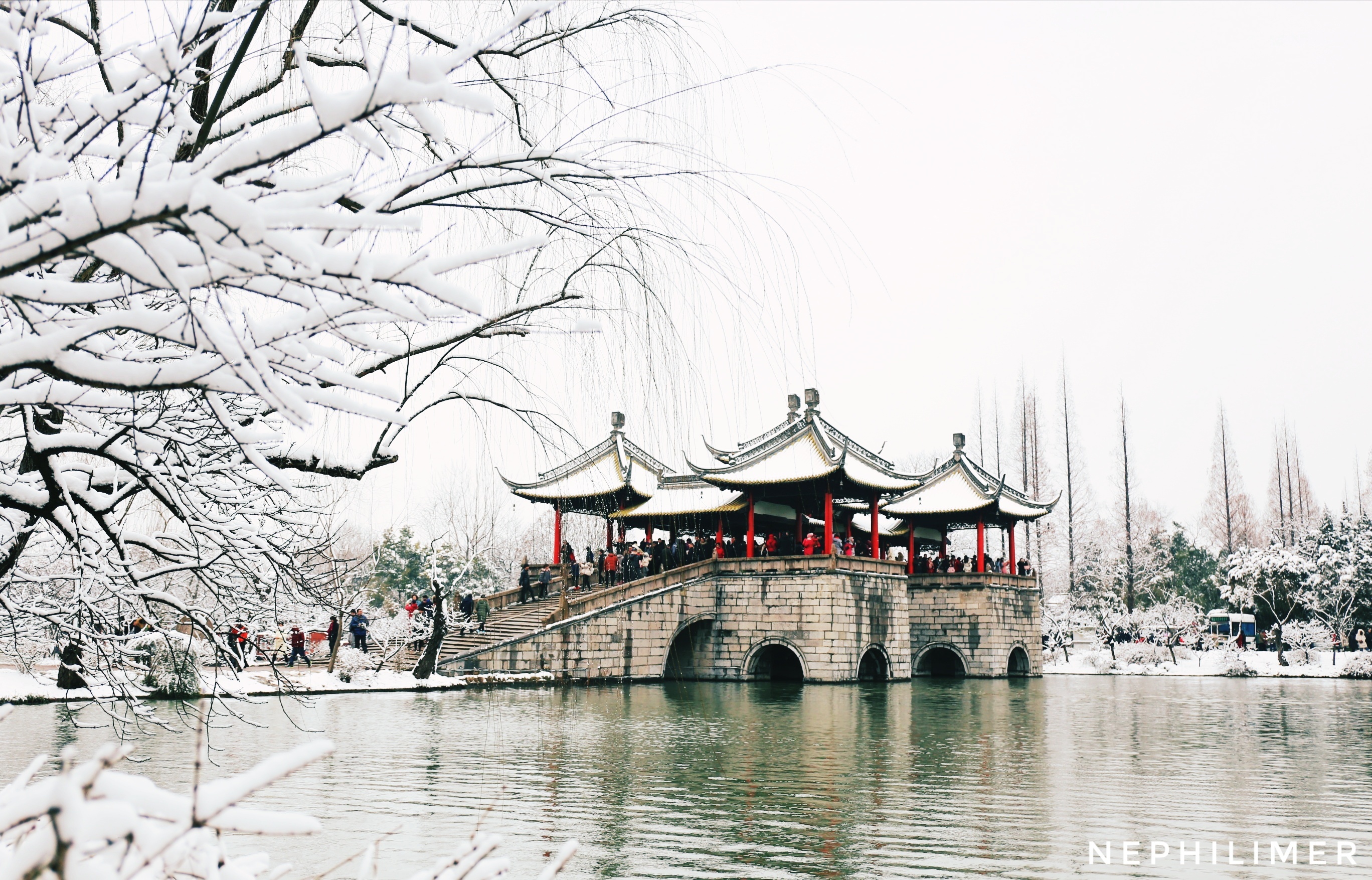 无锡锡惠公园雪景，红色的灯笼映衬出江南雪独特的美|无锡|锡惠公园|雪景_新浪新闻