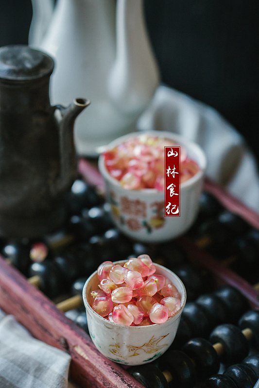 秋浓榴鲜若脂粉 露侯酒赤薄觞杯