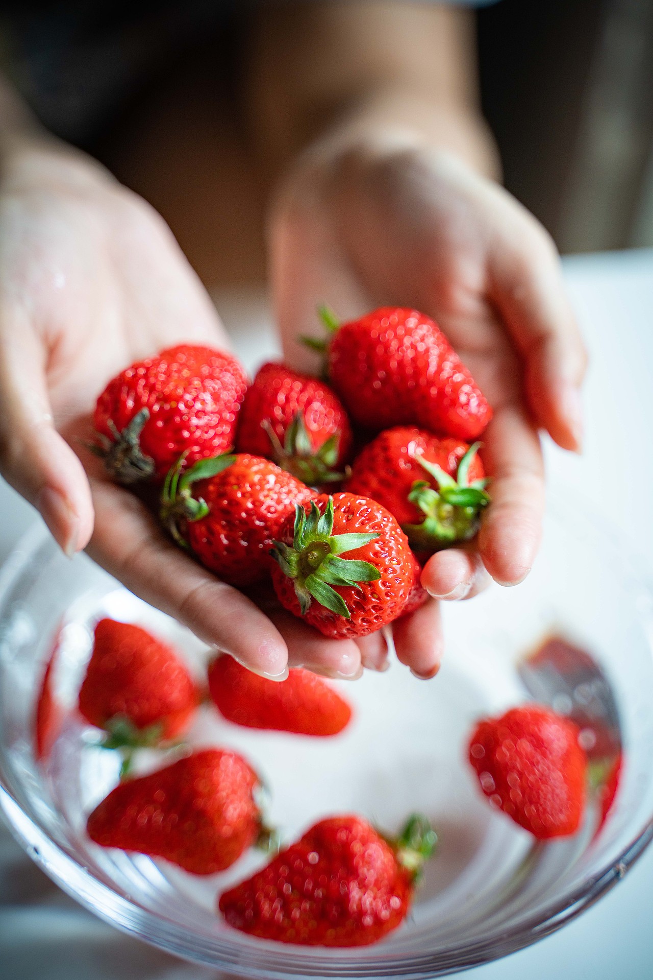 新鲜透红的草莓,纤细的嫩手