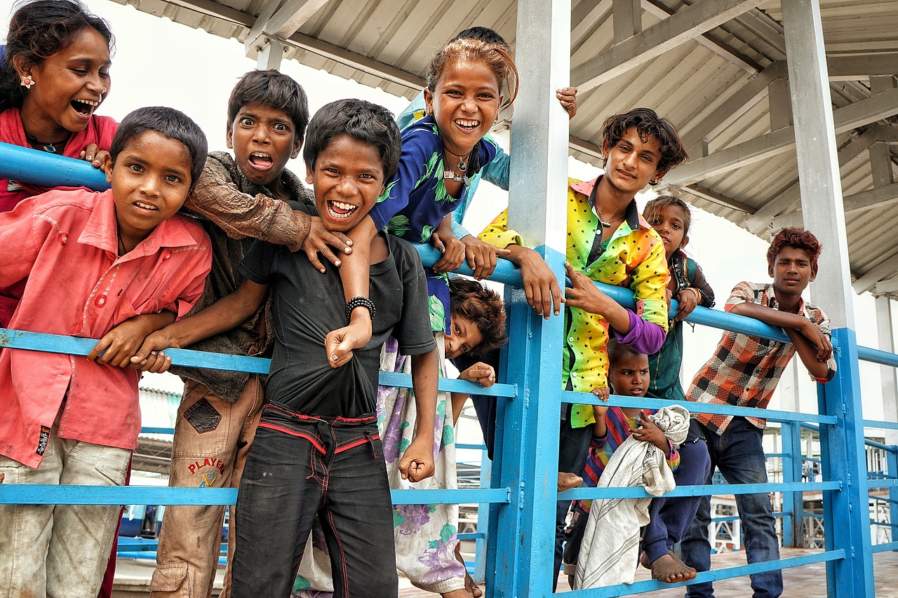 西里古里车站流浪的一家小孩子