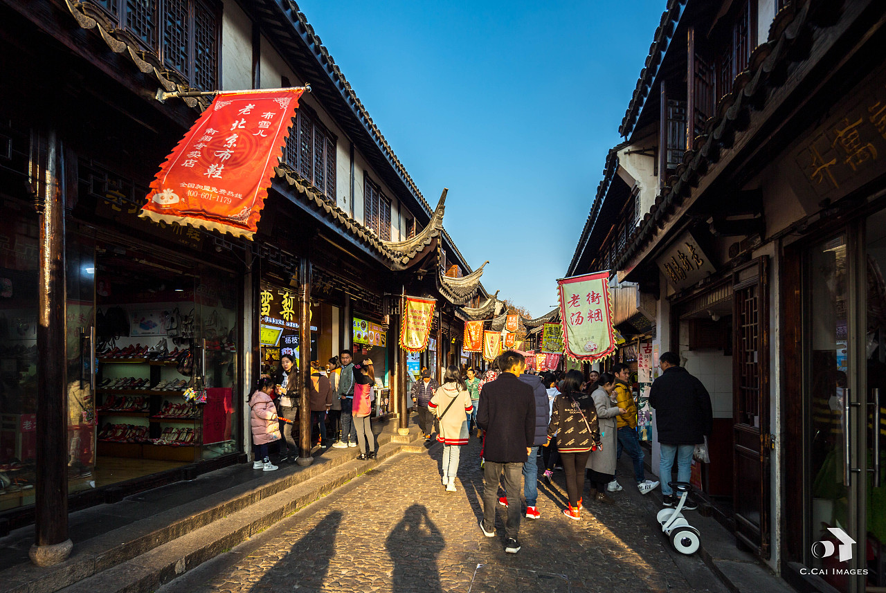 景点简介:南翔古镇,起源公元505年建成的白鹤南翔寺,位于上海市嘉定区