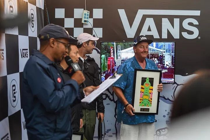 大名鼎鼎的 Van Doren 怀抱我的画。嘿嘿