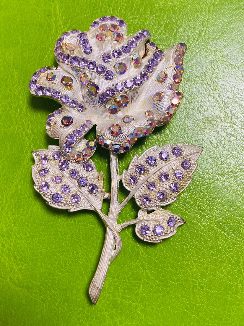 胸针系列｜没道理，就是喜欢💕（图ZMzU4Njk1NjAw） - 产品摄影 - 站酷设计师shanshanyuan原创素材 - 站酷ZCOOL