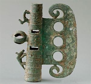 钺(yuè)。作为一种兵器,由青铜铍头、长柄构成,铍头尖锋直刃、扁茎,穿透力很强,很可能是由扁茎短剑钺发 展而来。它出现于春秋时期,在战国时期大量使用。至于斧钺,由于其杀伤力不如戈矛,在春秋时期实战中的地位已大大降低,已多用于仪仗、装饰之需,以作为军权的象征。