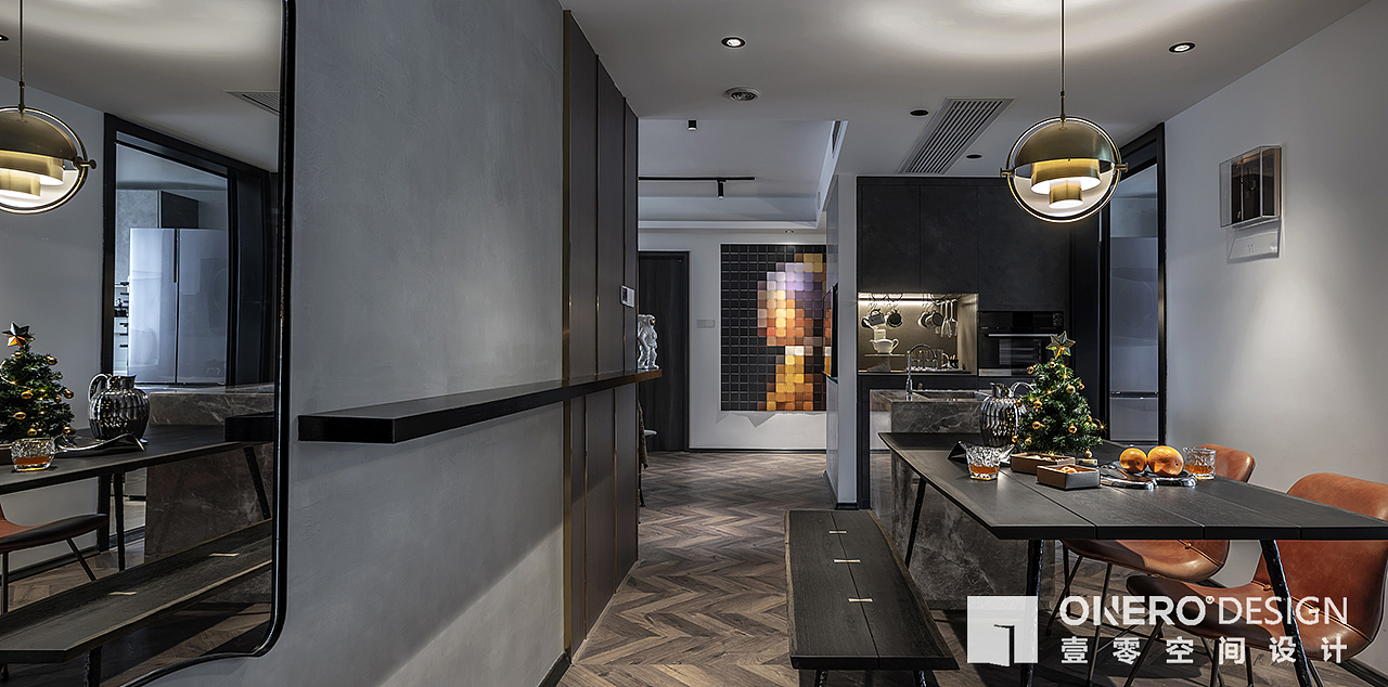 ▲厨房外侧的高柜里不仅内嵌实用蒸箱,还将cicilia钟爱的各种炊具、餐具、茶碟等一并收纳,成为拥有强大储物功能的巨型收纳柜。