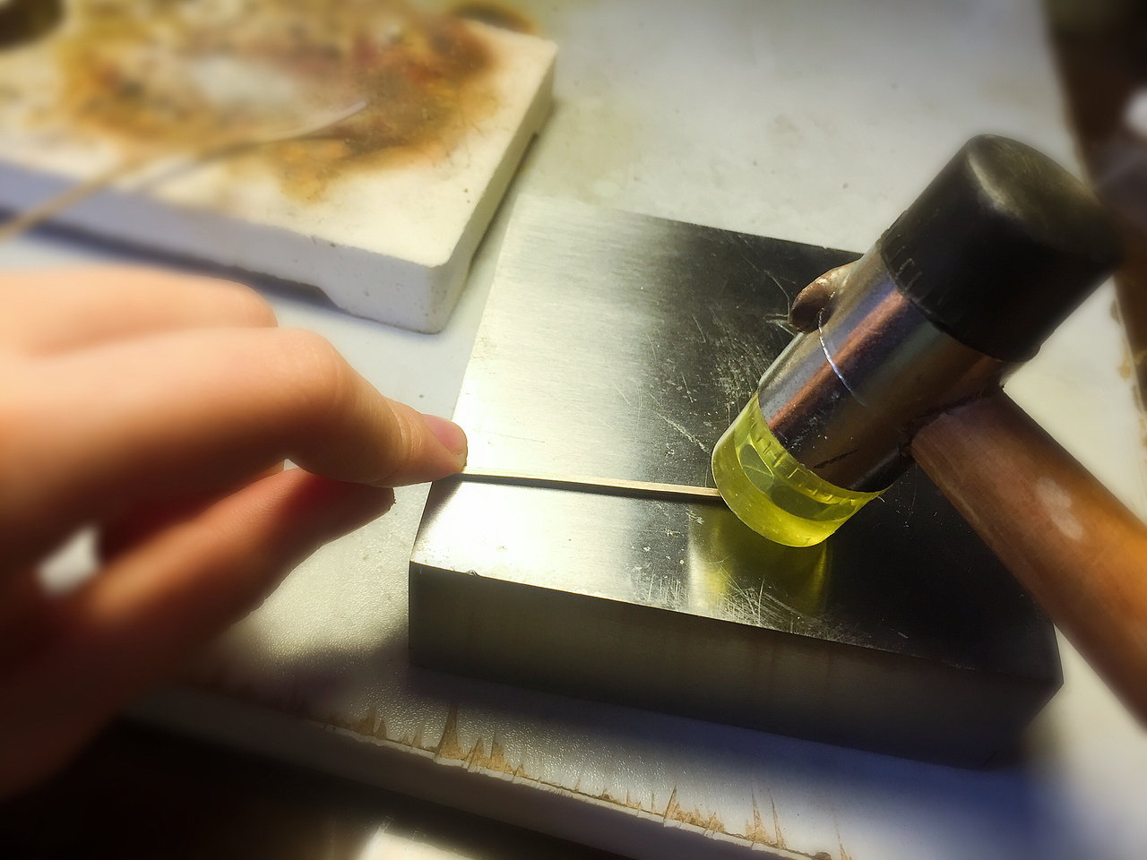 part3
我所用的银丝是退过火的 俗称烧过的 这样的银很软 很容易造型 如果DIY的银丝很硬可以用火烧一下 烧到银体微微发红然后用水冷却即可<br>烧好的银丝放在四方铁上用小胶锤轻轻敲击使之平直