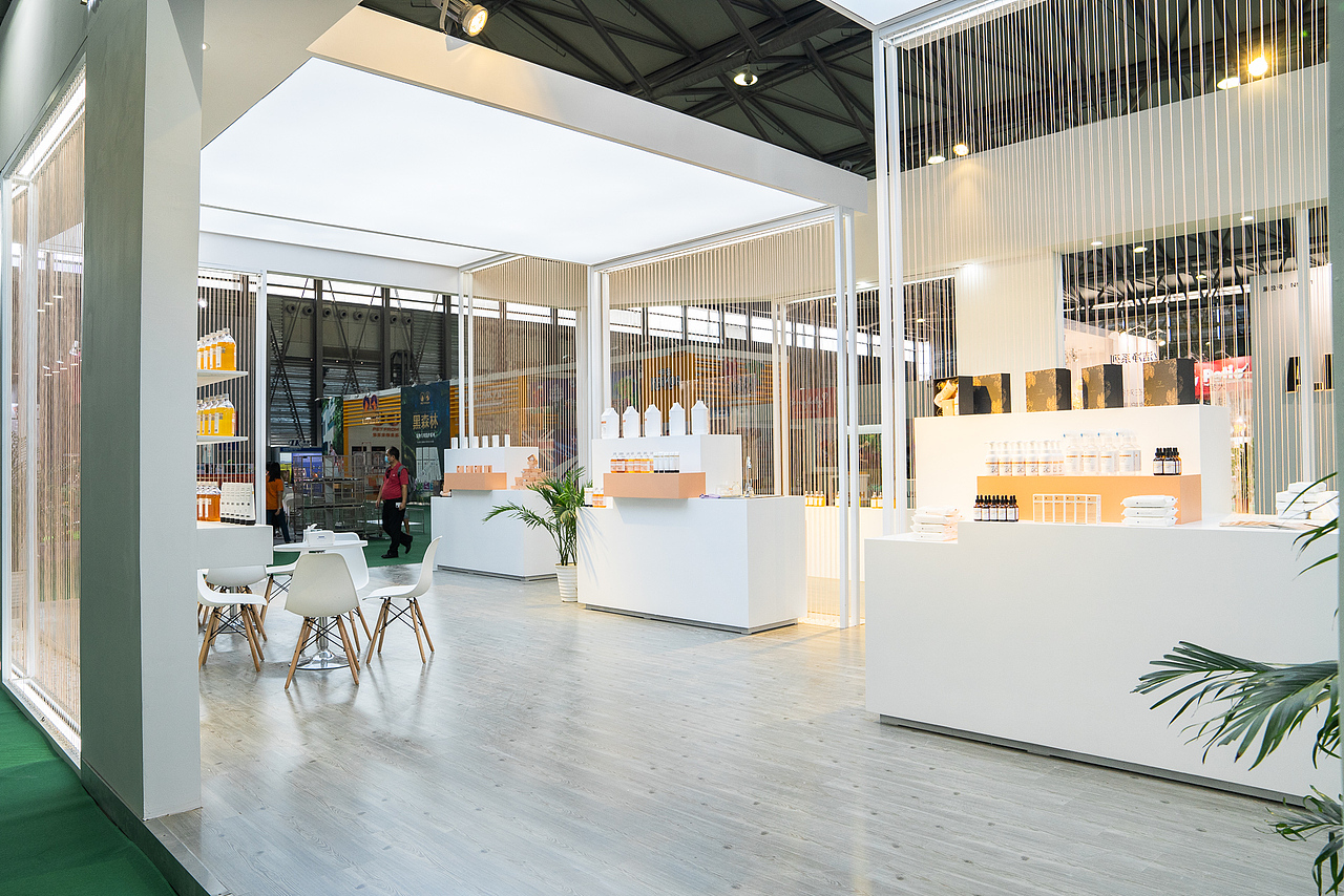 顶部白云(发光灯箱)高低错落,为展厅主照明,覆盖产品展示区、洽谈区