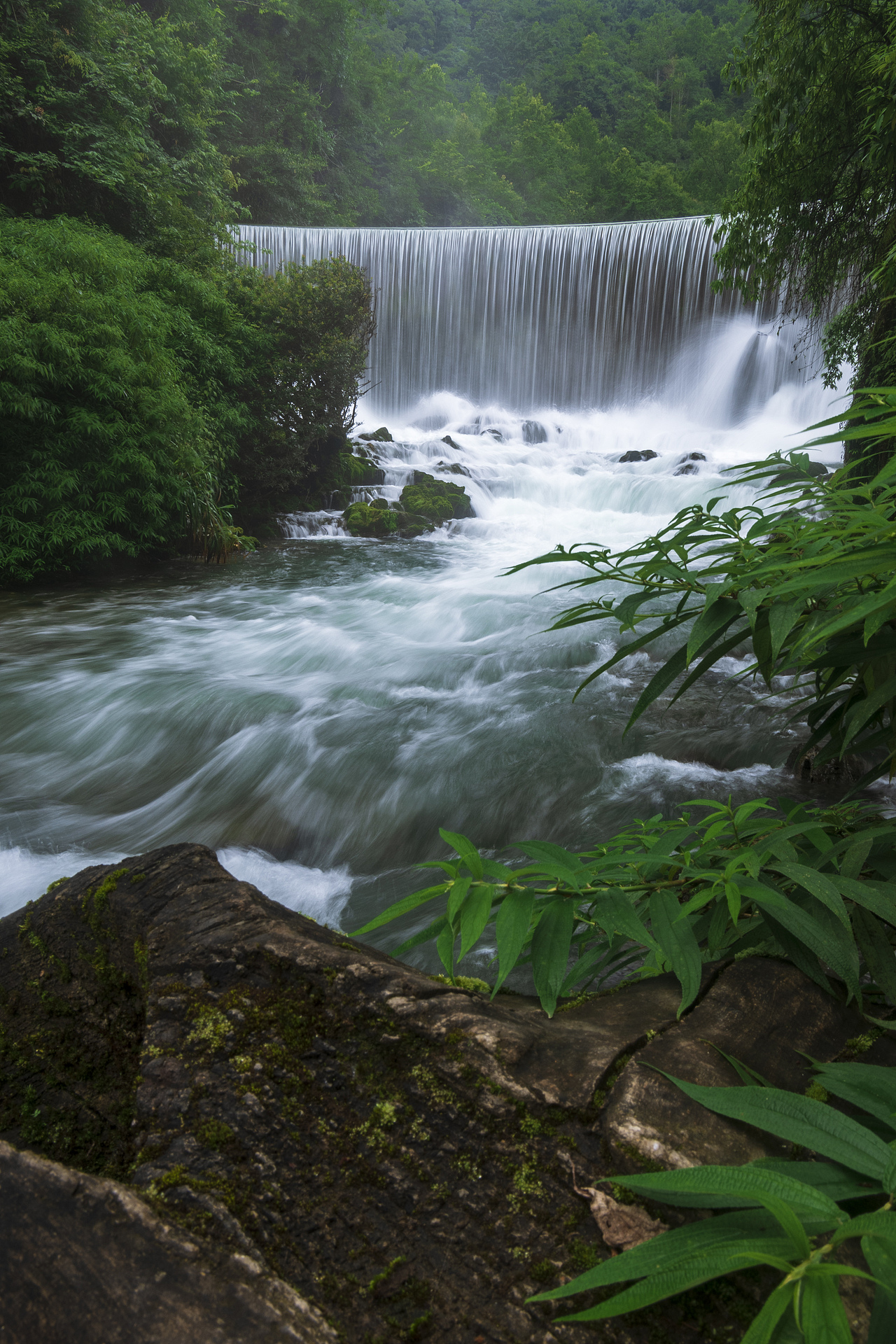 荔波卧龙潭瀑布