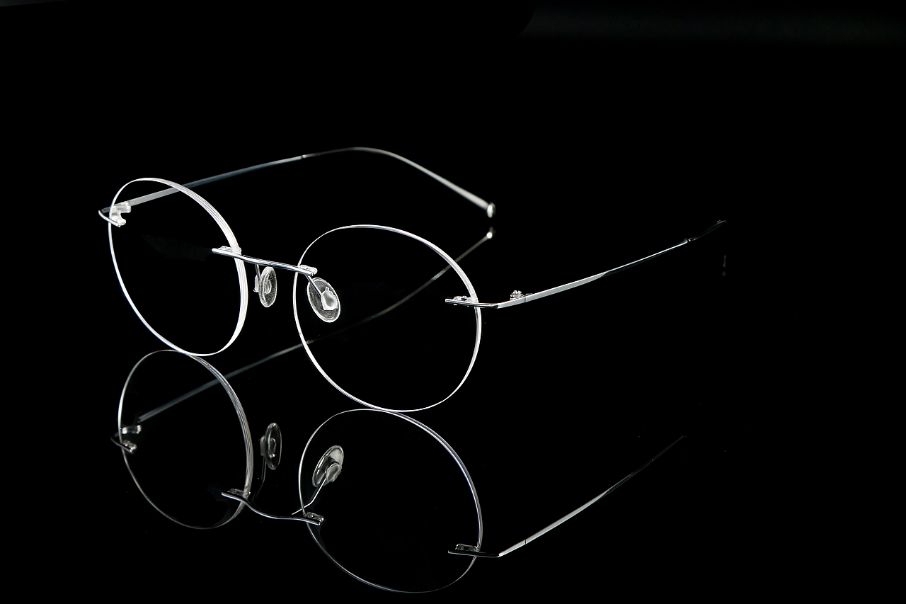 商业无框眼镜摄影图片倒影