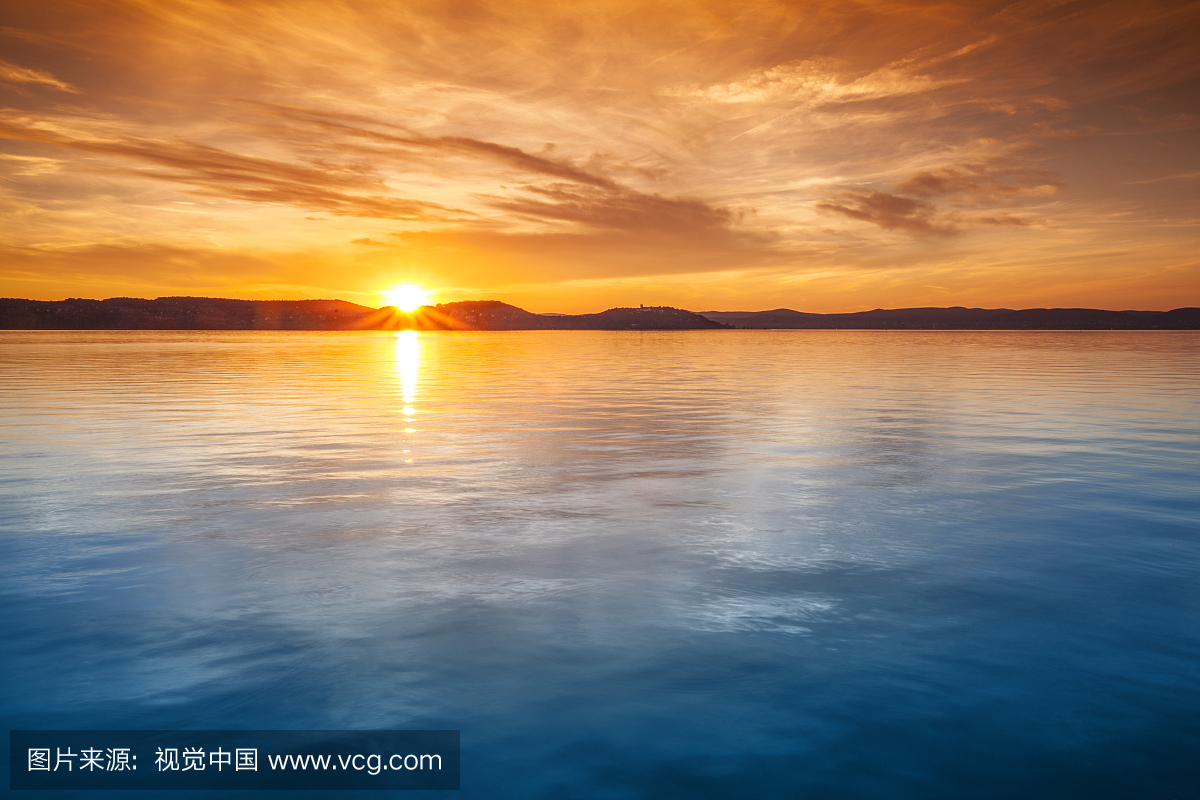 利用中灰渐变镜平衡画面反差由于拍摄日出,日落的明暗反差较大,所以很