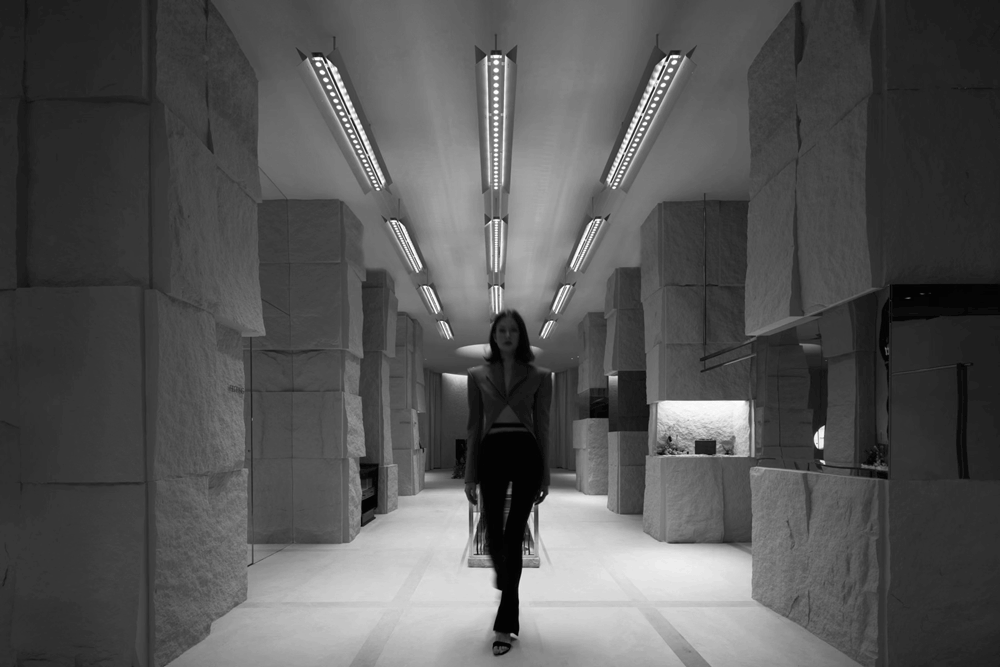 “Fashion is part of the daily air and it changes all the time, with all the events. You can even see the approaching of a revolution in clothes. You can see and feel everything in clothes.”
“时尚是日常生活的一部分,它随着所发生的一切时时刻刻改变着。你甚至可以看到服装革命的来临。你也可以看到并感觉到服装上的一切改变。”<br><br>—Diana Vreeland<br><br>Le Sélect,不同流俗、赋予时尚多重叙事。