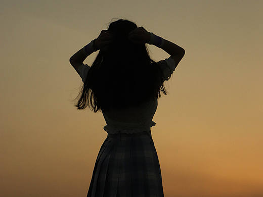 天台跳舞的女孩