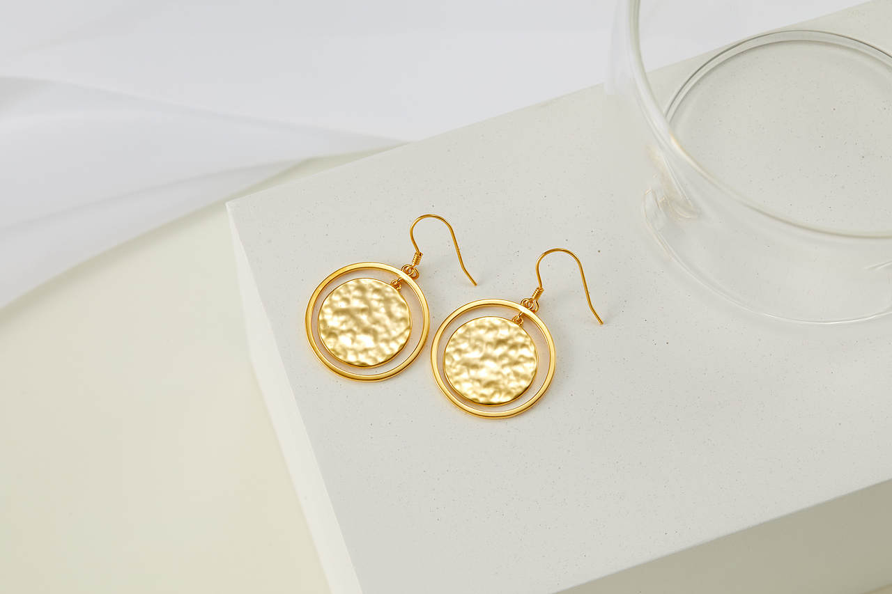 GEN金屬飾品小場(chǎng)景拍攝//21007（圖ZMjY5ODQxNjY0） - 產(chǎn)品攝影 - 站酷設(shè)計(jì)師一成文化原創(chuàng)素材 - 站酷ZCOOL