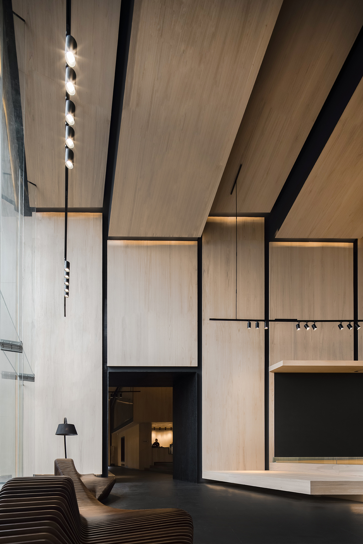 来到生趣十足的沙盘区,人们在进入的那一刻,简洁利落的全明落地窗让人从严肃宁静的氛围中豁然开朗,再一次深深体会到设计对自然环境的敬意,变异而又规律可循的空间体块、亲近人的纹理、浅色的色温,让人仿佛置身于北欧的树林。
<br>敲门的老虎、站立的长颈鹿和空中的小鸟吊灯,以最贴合空间调性的形态存在于此,异形长凳弯曲的波浪造型,让整个空间更让人有舒适感,不会拘谨于形式。