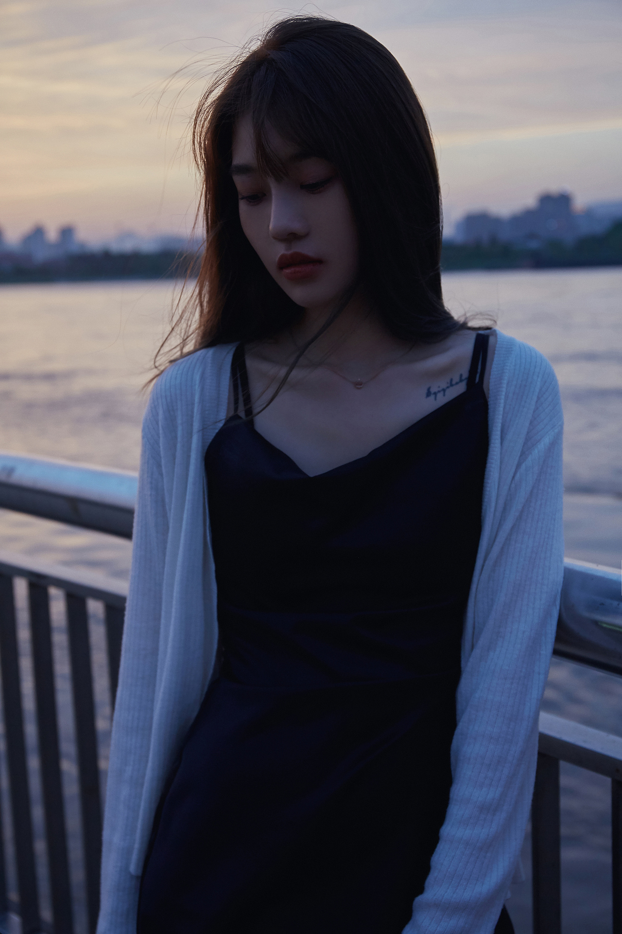 傍晚的天空 有的时候也是蓝色的（图ZMjU3MDI0ODQ4） - 人像摄影 - 站酷设计师郑宇侃原创素材 - 站酷ZCOOL