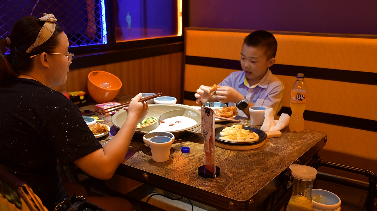 阿味大虾火锅连锁餐饮旗舰店实景拍摄 - 连锁加盟品牌（图ZMTcyNDg5ODUy） - 人像摄影 - 站酷设计师英皇视觉原创素材 - 站酷ZCOOL