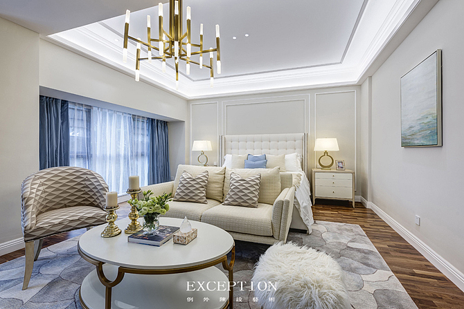 　　【设计解读.主卧】
　　起居室丰富了女主人优雅生活的空间，也包藏了无数个日夜爱人间的软语温言。华灯初上，窗帘薄纱隔绝了夜的黑，将一室柔光留待归人。