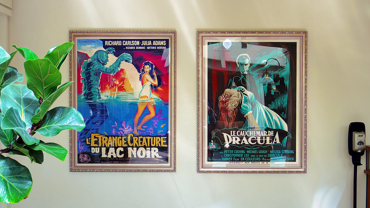 墙上的复古海报。