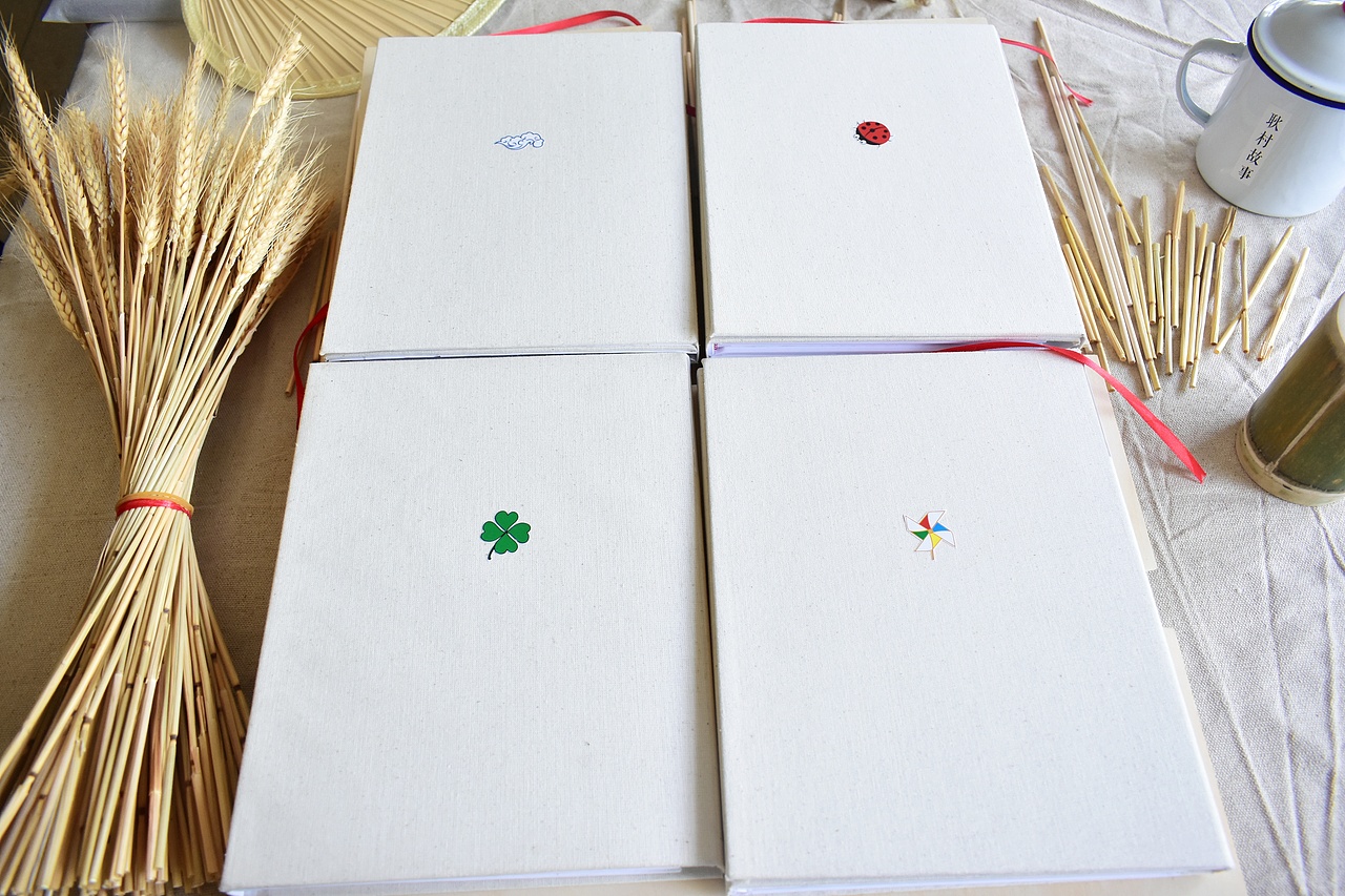 护封也是由我自己制作,由硬纸板和麻布粘贴而成.