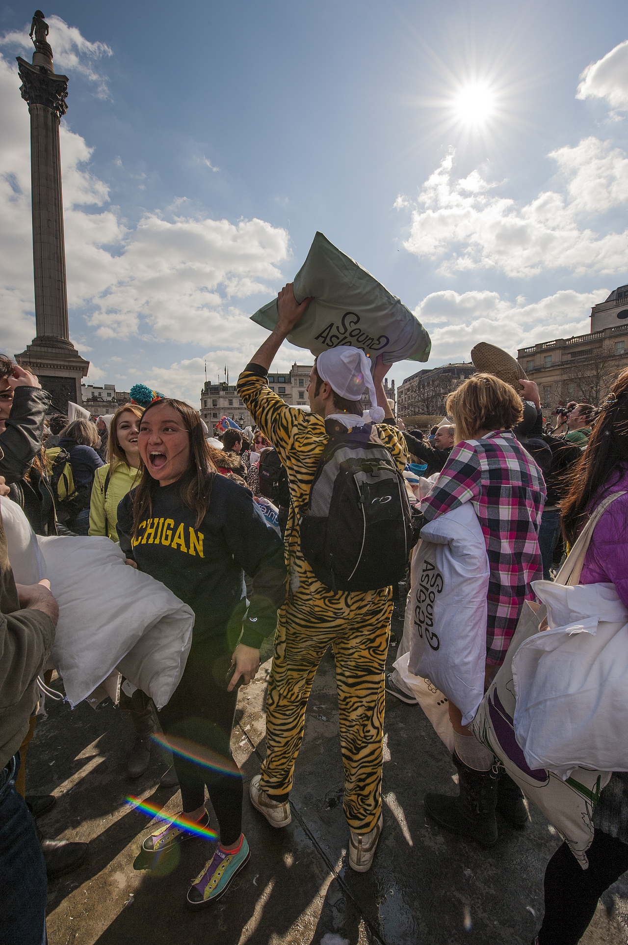 World Pillow Fight Day. London（图ZOTg4Nzc2MA==） - 人文/纪实摄影 - 站酷设计师秋千上的树叶原创素材 - 站酷ZCOOL