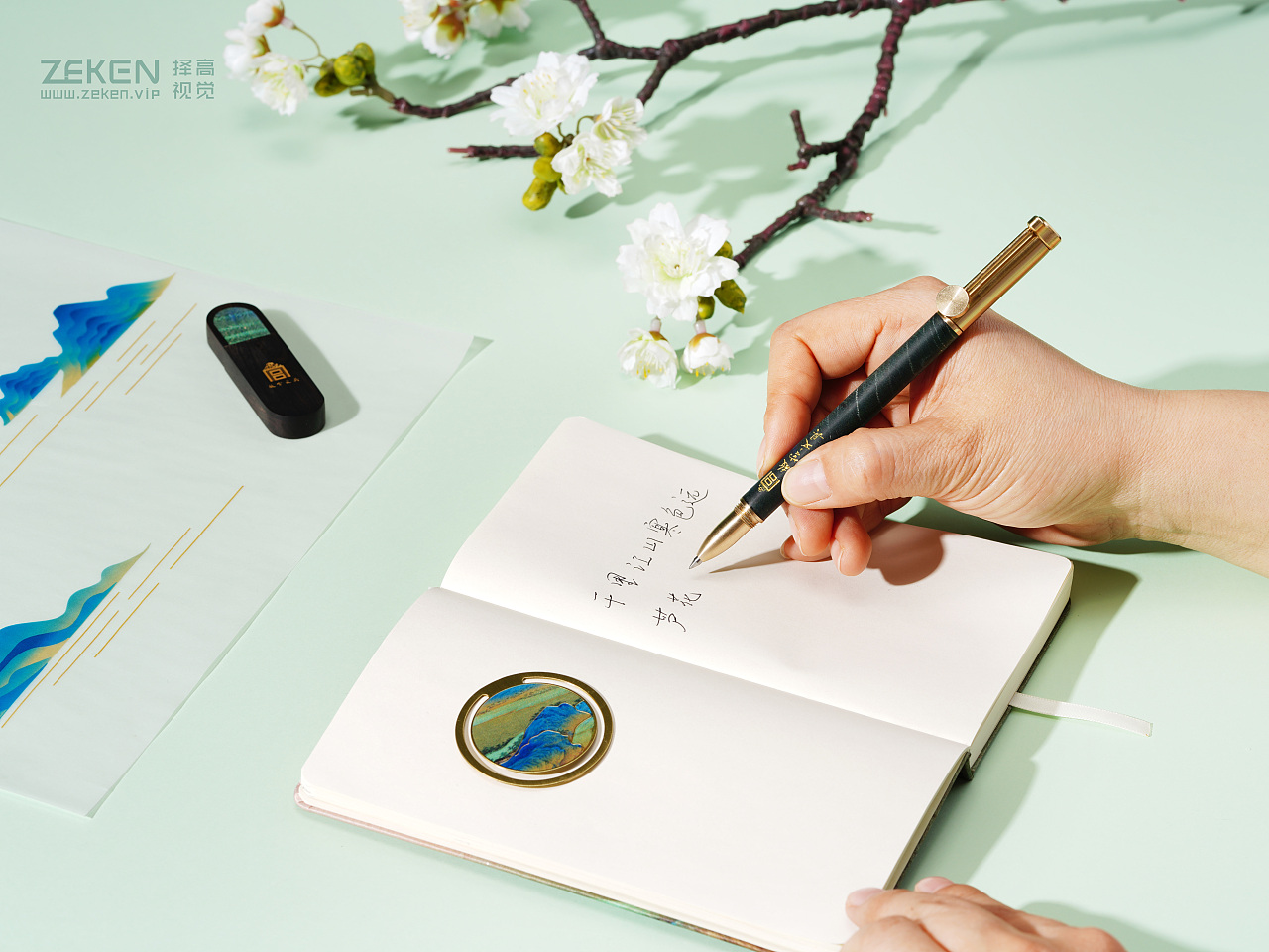 故宫 文具套装 千里江山（图ZMjQxMzEwNzA4） - 产品摄影 - 站酷设计师择高摄影原创素材 - 站酷ZCOOL
