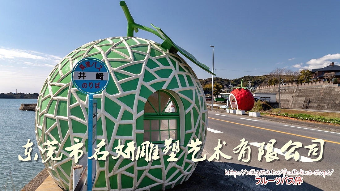 而创意玻璃钢草莓屋造型雕塑是静态,一动一静互相衬托