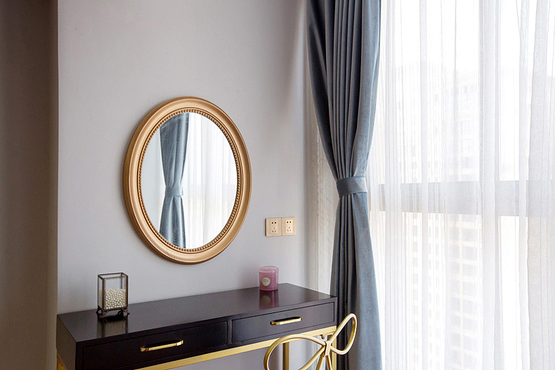 阳台纳入主卧室后,视觉好了许多,黑金配色的梳妆台延续整个家的时尚摩登范。