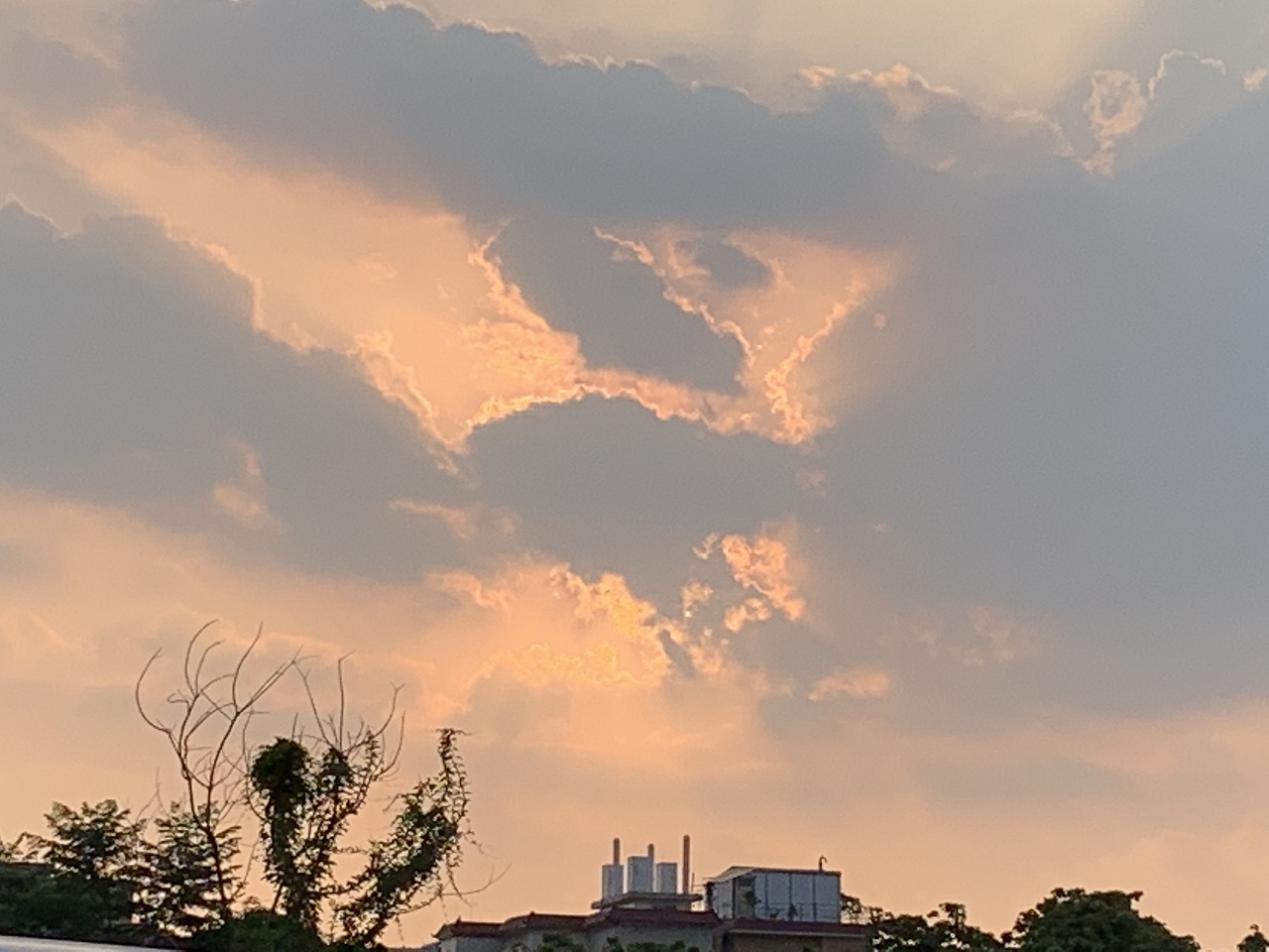 这个是下班拿手机拍的那天的云很好看