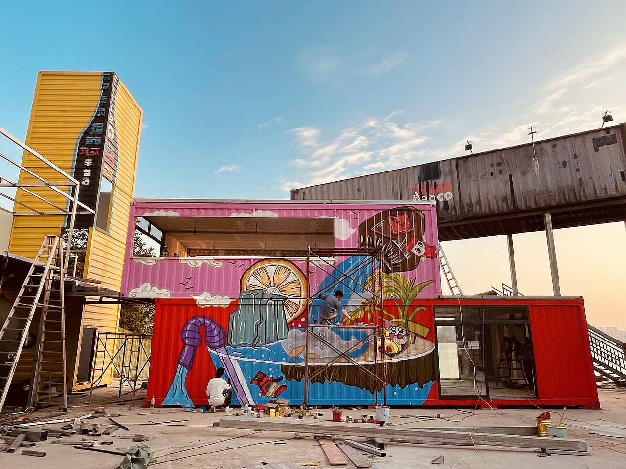 历时两个月的时间集装箱手绘画终于完成了