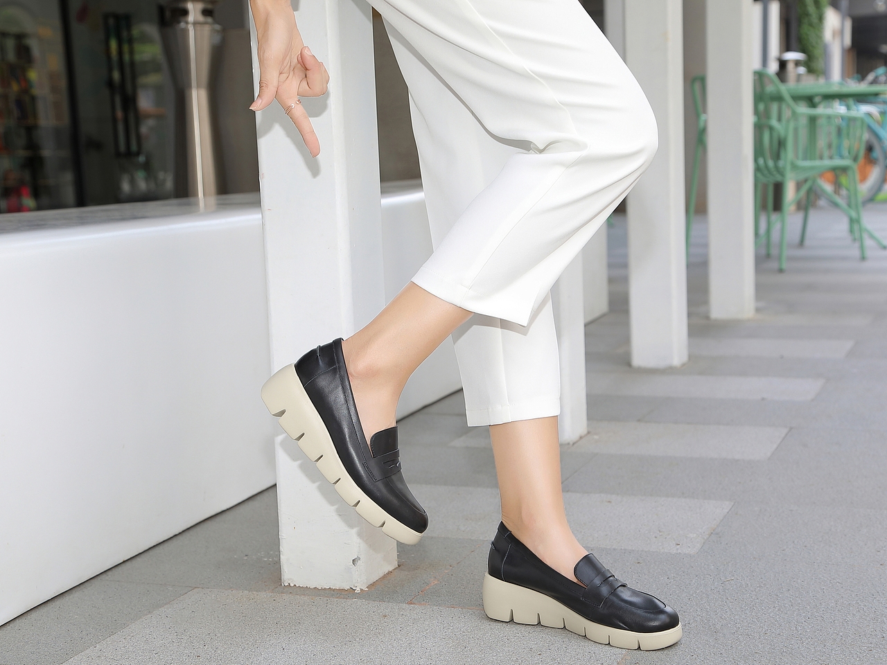 电商网拍 时尚女鞋拍照 室外模特拍摄 摄影图片