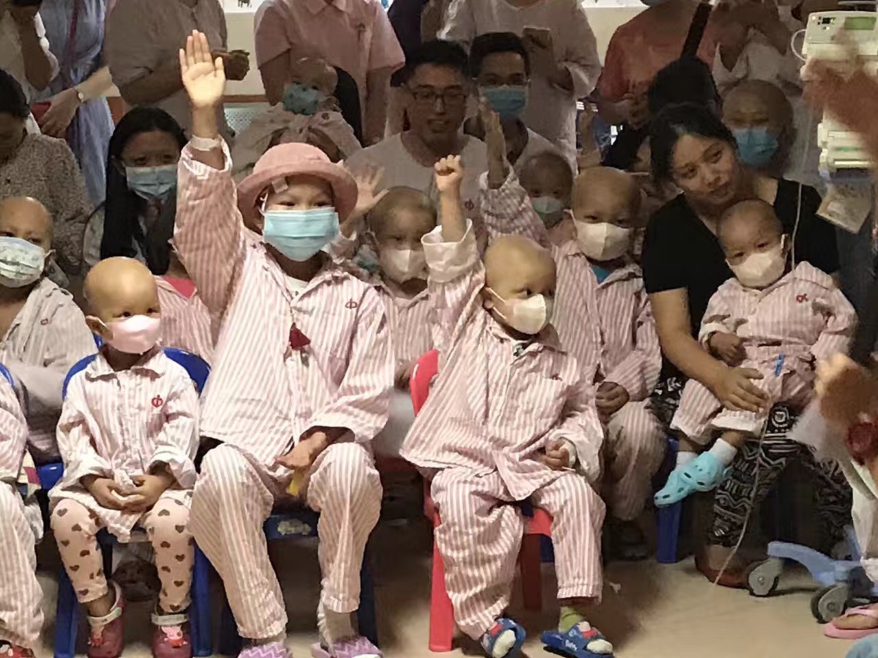 他们戴着口罩做游戏