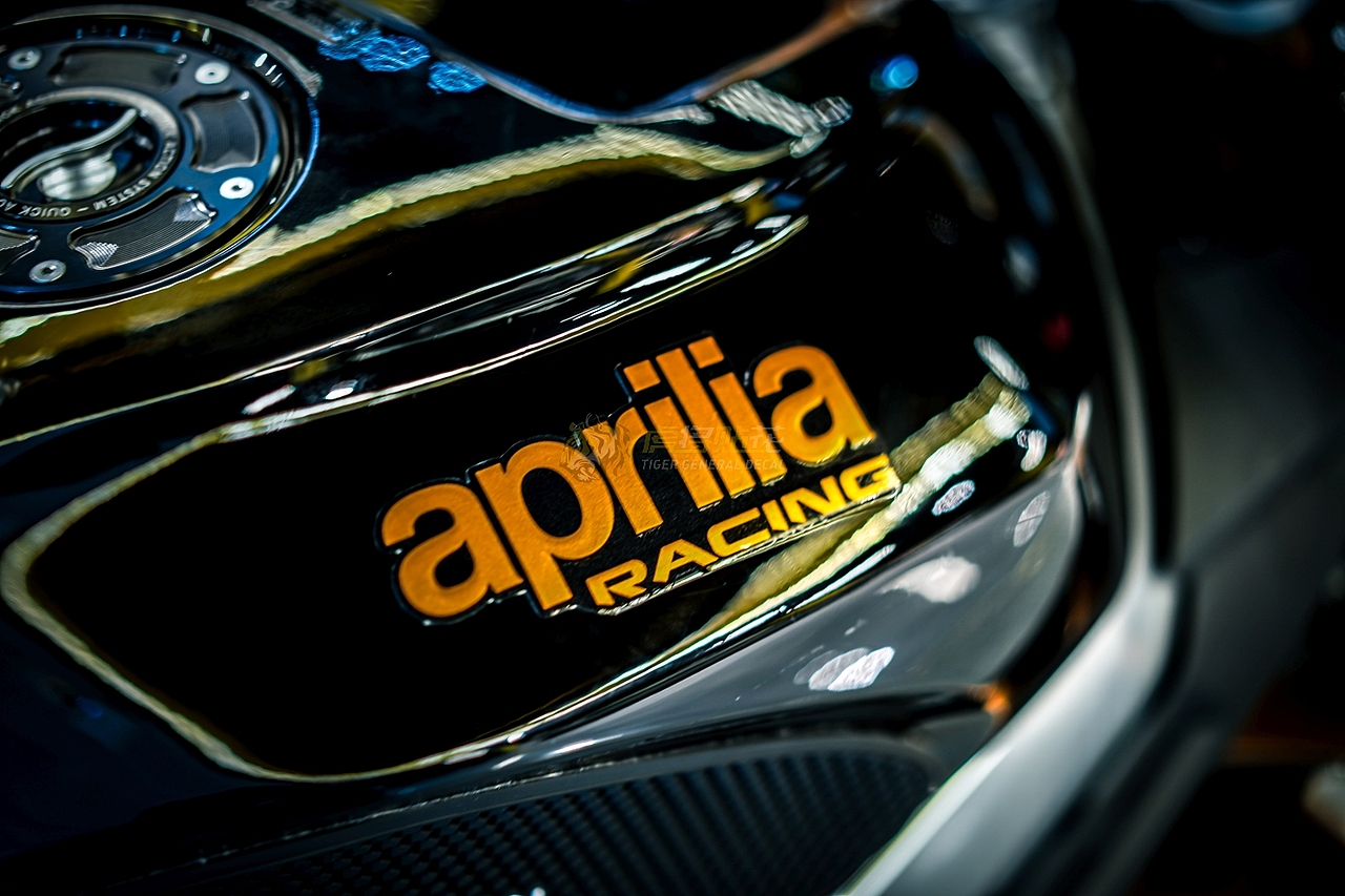 阿普利亚22款RSV4改黑金拉花涂装-3M彩绘改色膜