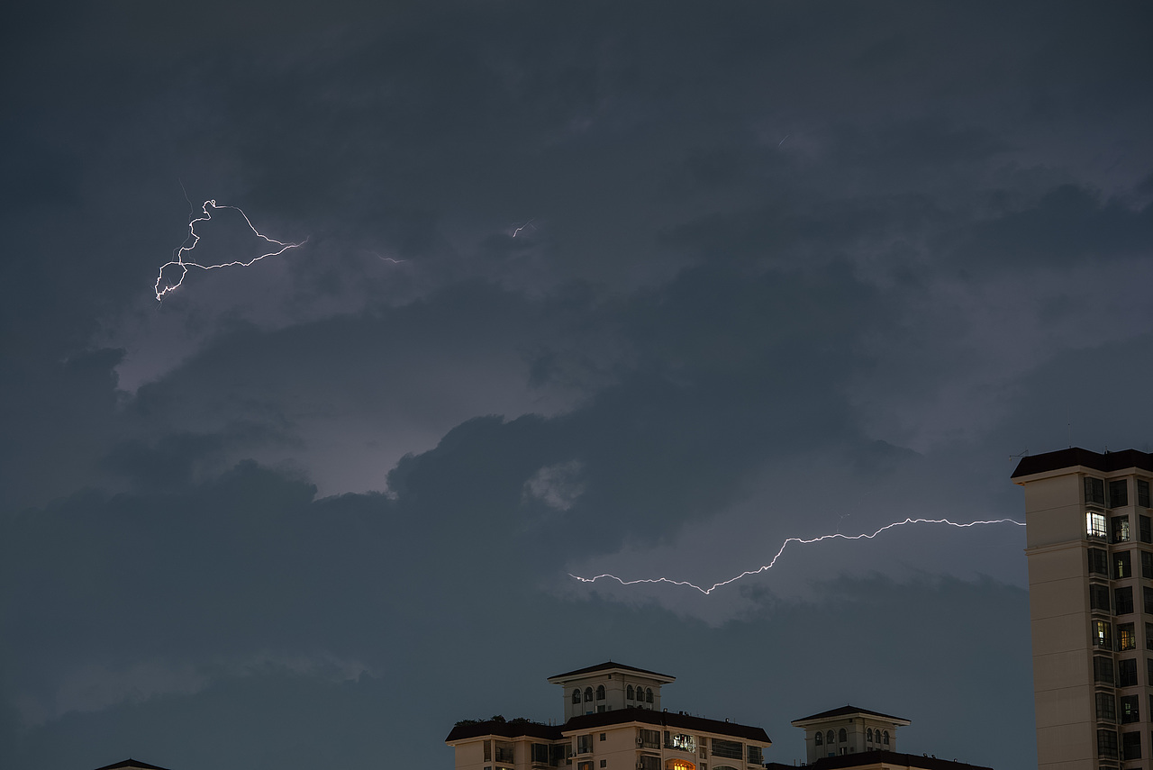 2022-07-01晚-广西大学东高住宅楼顶闪电摄影