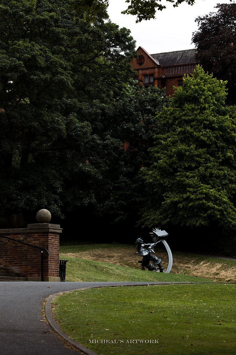 由车站去往林肯教堂是一条完全的上坡路,沿路会路过林肯郡博物馆,以及一些画廊,这次的时间紧迫,原本的计划是朋友想去林肯郡的市集看看,我则是想多花点时间在教堂里,于是就更加紧迫了Orz,这个博物馆外的雕塑和周围环境倒是融合的非常不错,拍一张就当来过吧!(查了一下馆藏,必要性不算太大)