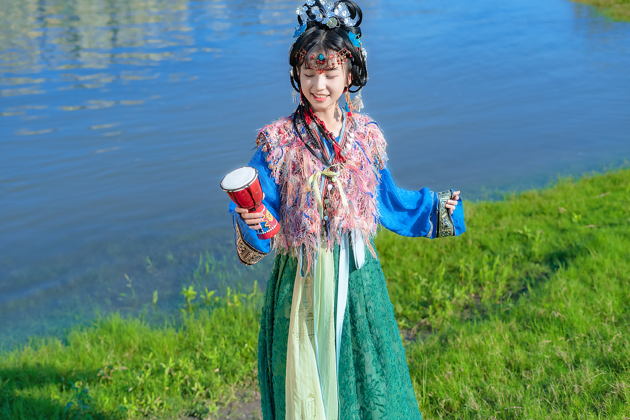 苗疆少女（图ZMjk5MzkyNTU2） - 人像摄影 - 站酷设计师冰糖葫芦薄荷心原创素材 - 站酷ZCOOL