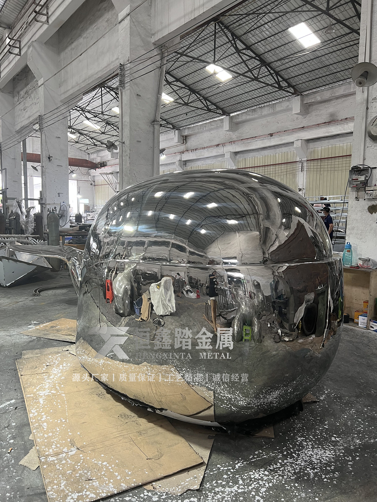 大型不锈钢鲸鱼雕塑 双曲面不锈钢镜面鱼类雕塑的形成