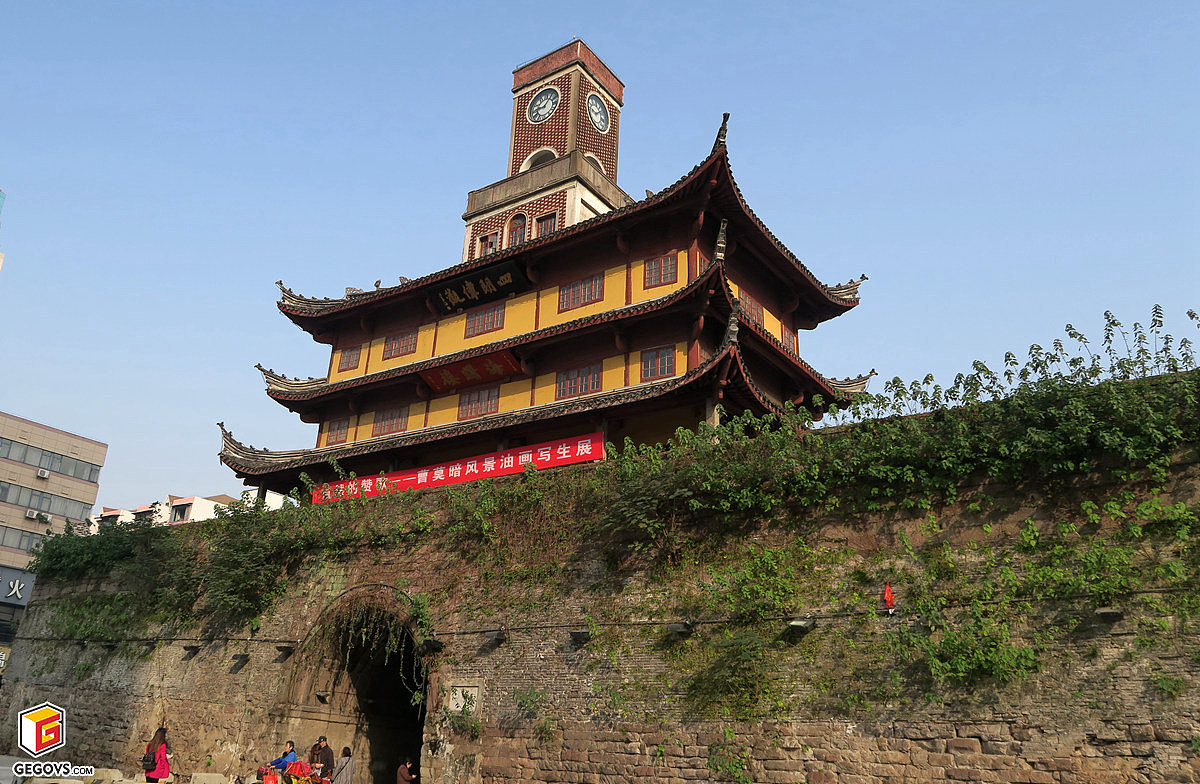 先来看看真实的鼓楼,宁波鼓楼始建于唐长庆元年(821年),至今已有1100多年的历史。它是宁波历史上正式置州治、立城市的标志。是宁波市仅存的古城楼遗址,是国家文物重点保护的古建筑之一。游人登楼,便可一览宁波城之全貌。