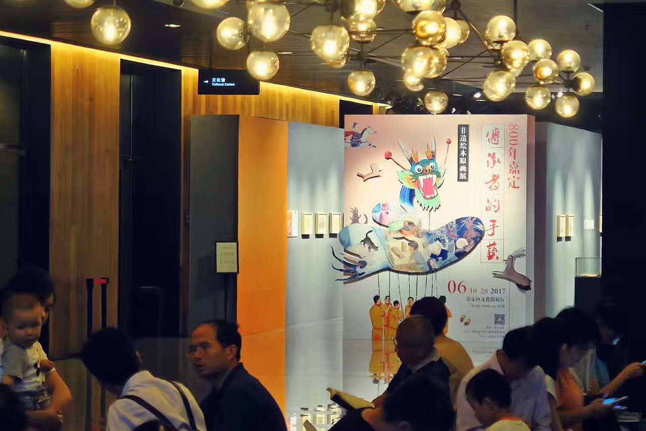 这是自己的第一次绘本尝试,时间紧也没经验,但是真的得到了许多朋友的帮助和指导,在绘本完成后自己有幸参与了很多由出版社等举办的活动,包括嘉定图书馆举办的画展和一系列图书签售会