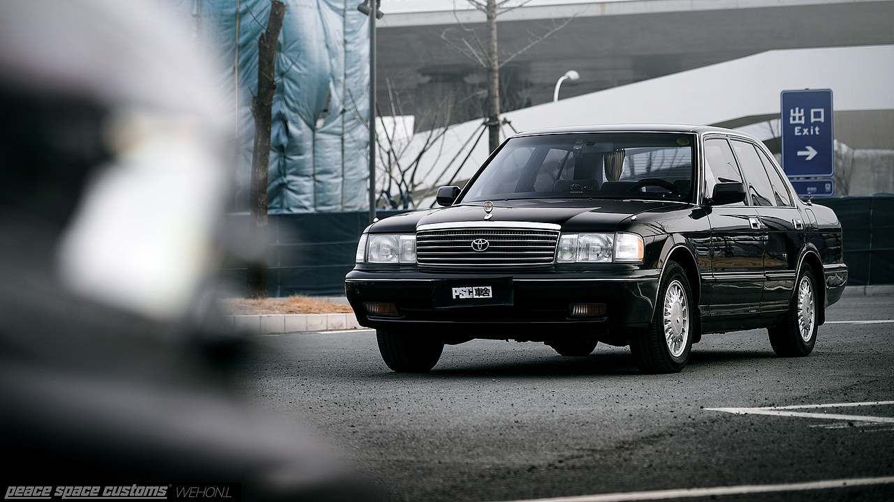 汽车摄影丰田皇冠133