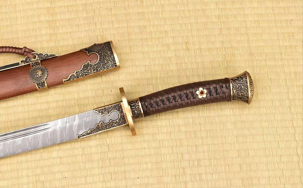 明清刀剑 铜装卷草纹雁翎刀 特制大马钢扭转纹（图ZMzc2MDQ1ODU2） - 工艺品设计 - 站酷设计师和风堂美术刀剑原创素材 - 站酷ZCOOL