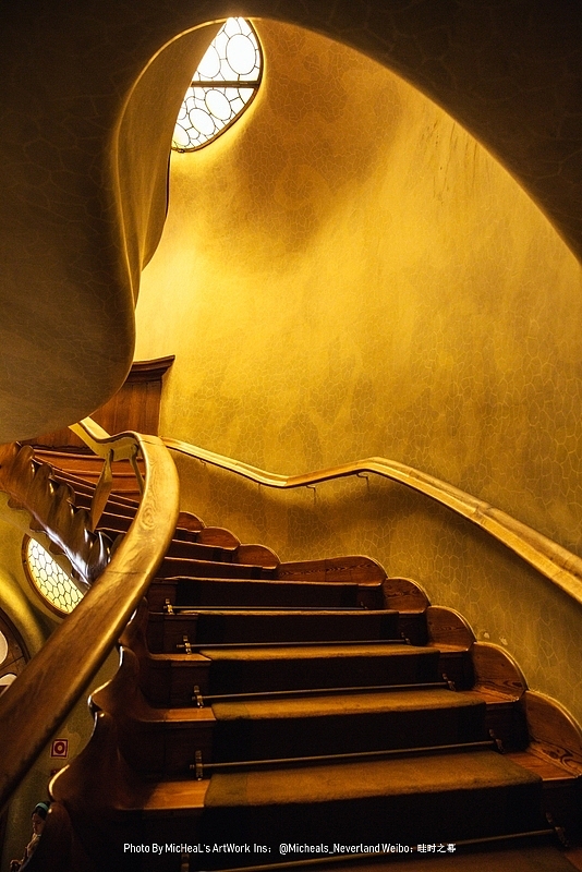 似曾相识的巴特罗之家楼梯，完美的弧度与柔和的光线，哪怕初次到来也会被它所感染，对楼上的一切充满了憧憬。这种独具一格的设计风格可谓高迪所创造出的梦境，对，我回去看了一眼之前对巴特罗之家的描述，同样用了梦幻这个词……那么我可以确定这么长的时间里，高迪带给我的感觉一如既往都是那种不切实际的幻想成真的质感没错了~后面慢慢再夸吧，时间还长~