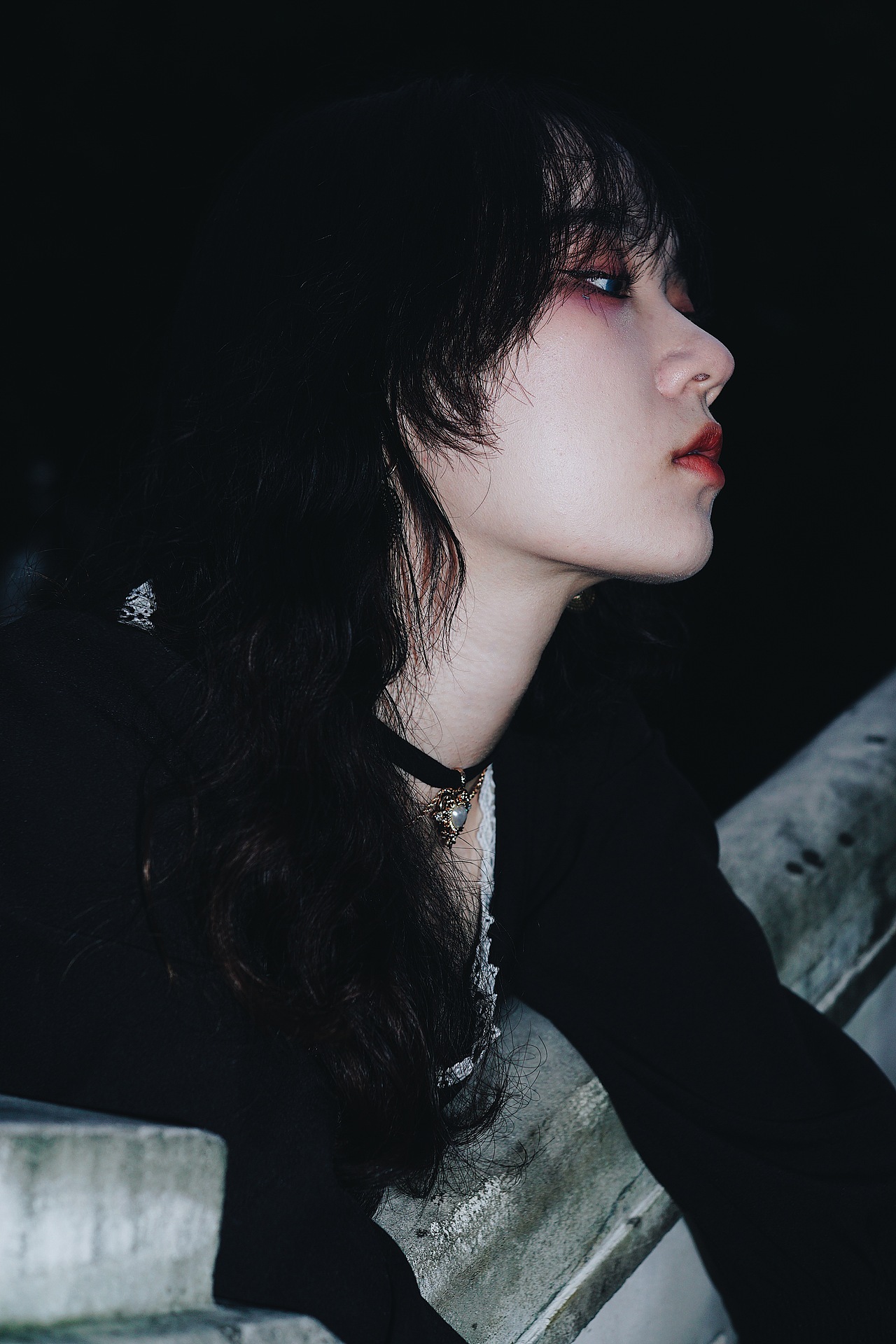 躲在黑影的背后