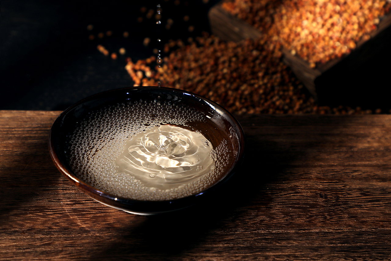 白酒拍攝 復(fù)古文藝（圖ZMjM5Njg0NDIw） - 產(chǎn)品攝影 - 站酷設(shè)計師奔奔馬電商視覺原創(chuàng)素材 - 站酷ZCOOL