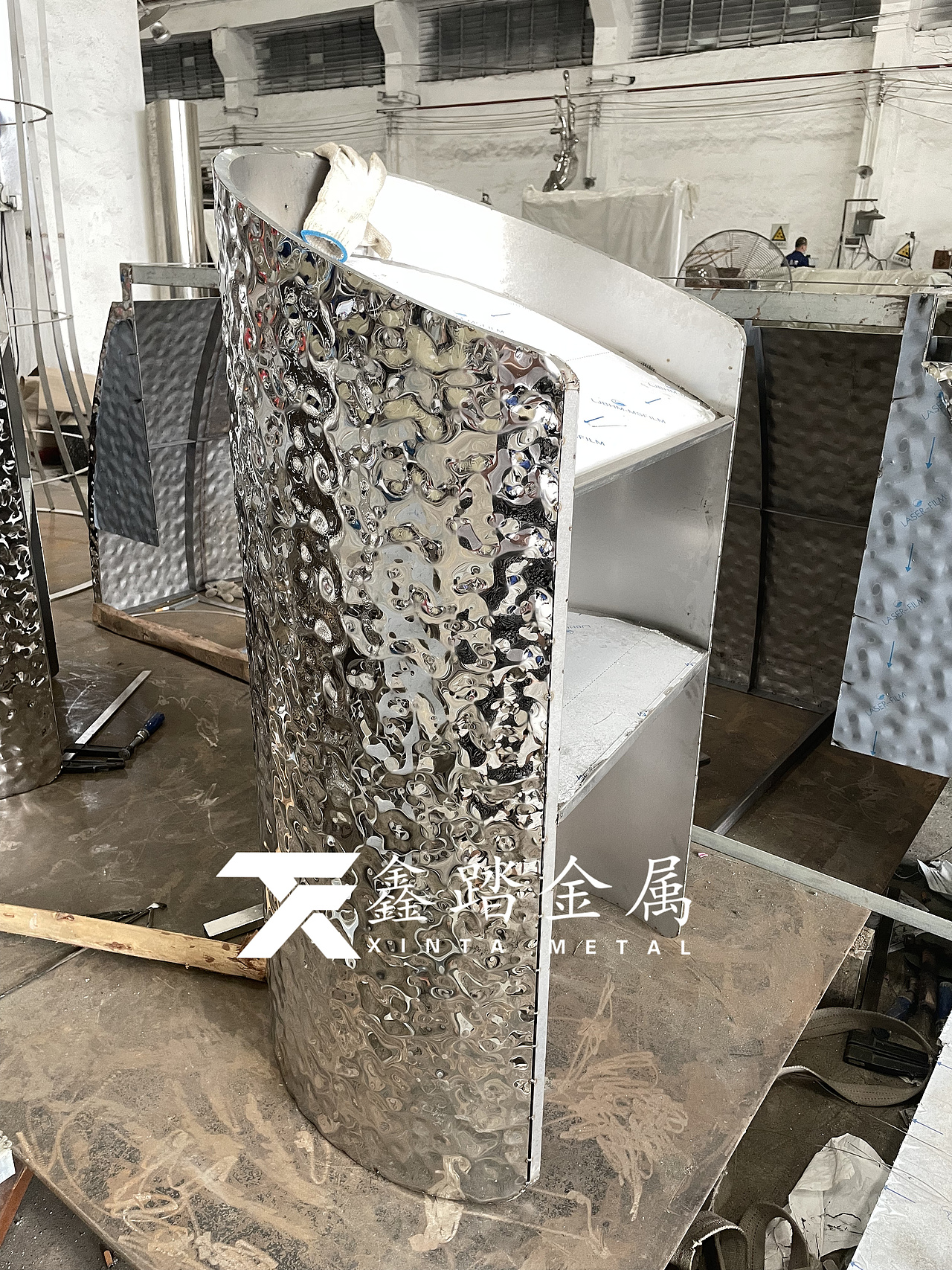 艺术造型吧台---镜面水波纹不锈钢前台接待台